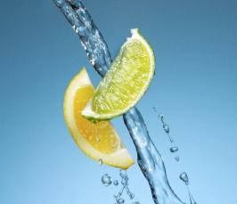 Не вредна ли выпитая натощак вода с лимоном?